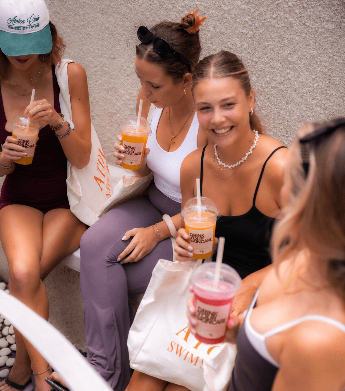 Participantes partageant un rafraîchissement après la séance